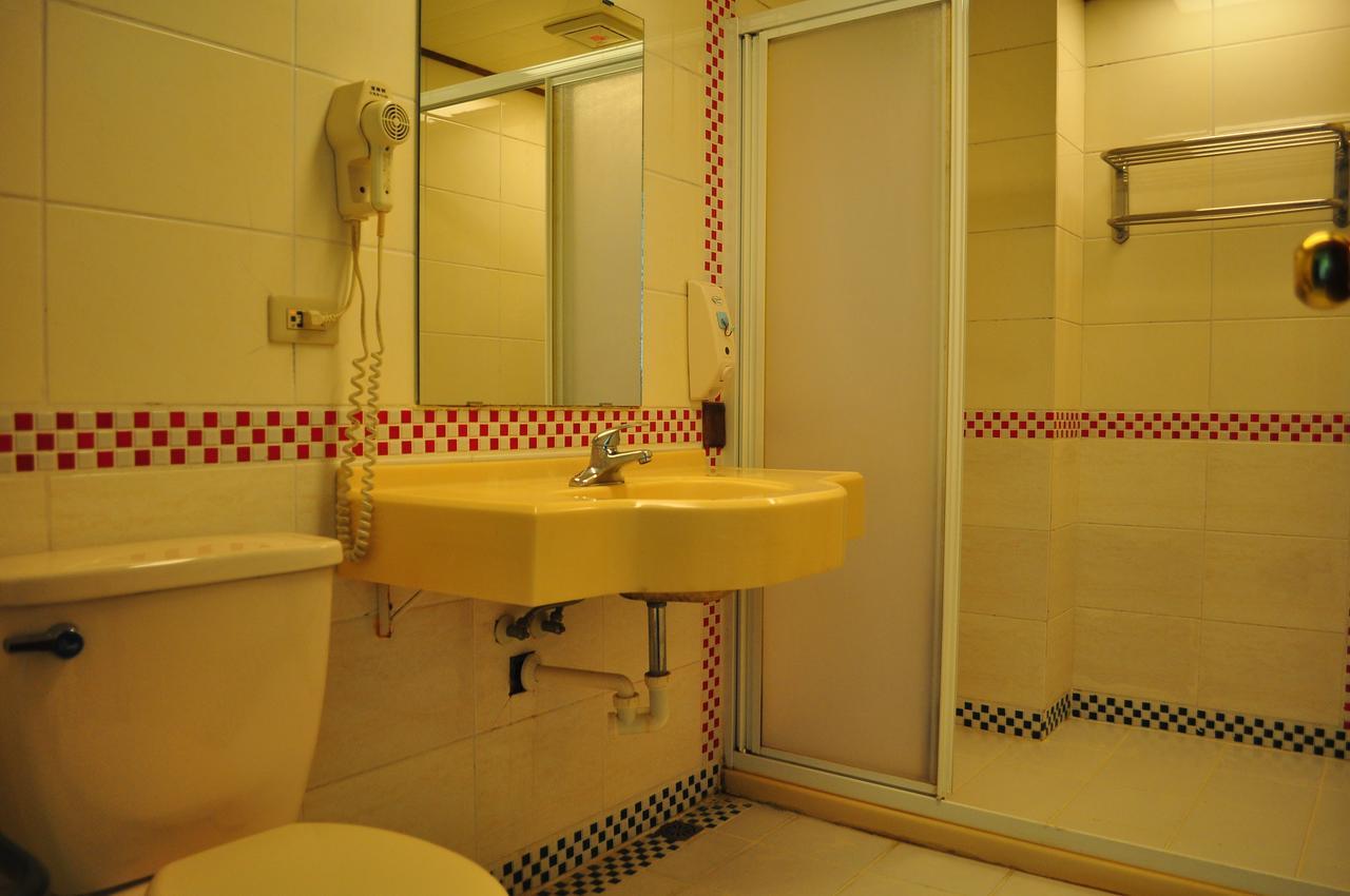 Fly House Backpacker Guesthouse Kota Hualien Bagian luar foto