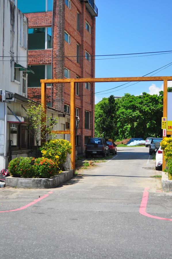 Fly House Backpacker Guesthouse Kota Hualien Bagian luar foto