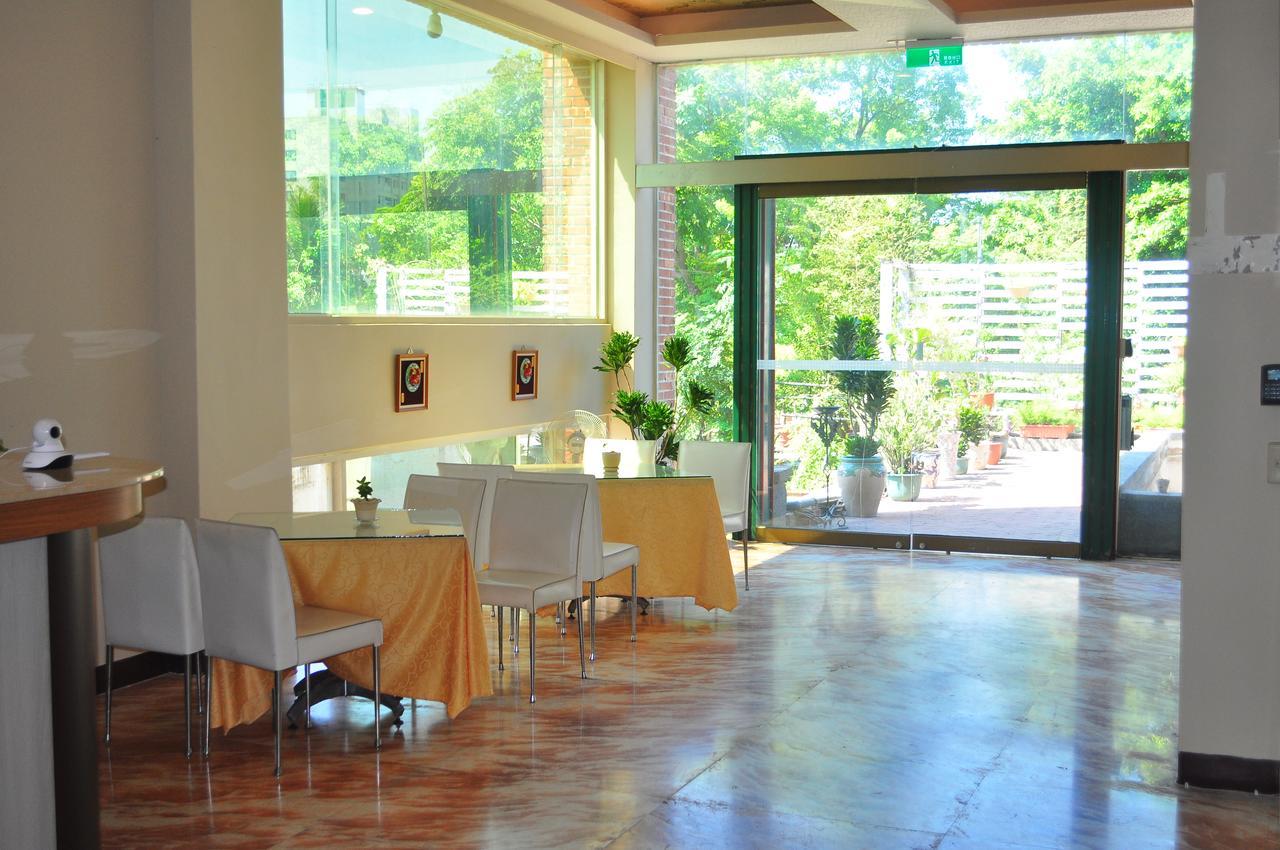 Fly House Backpacker Guesthouse Kota Hualien Bagian luar foto